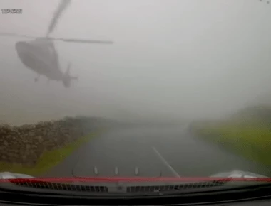 Για λίγο αποφεύχθηκε ατύχημα: Ελικόπτερο ξεπρόβαλε μέσα από την ομίχλη πάνω από δρόμο! (βίντεο)